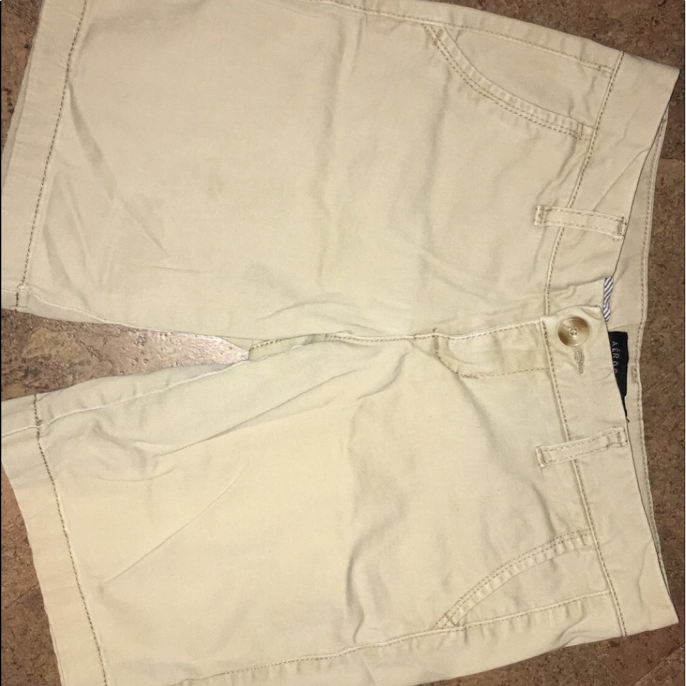 Khaki AÉROPOSTALE shorts.